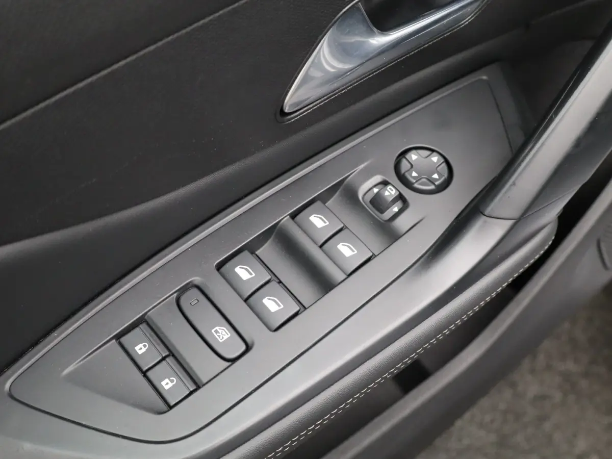 Allure EV 54 kWh | SOH 93% | Stoelverwarming | Stuurverwarming | Navigatie | Verwamde Voorruit | Camera | Parkeersensoren Voor en Achter | 18" Lichtmetalen Velgen | Keyless