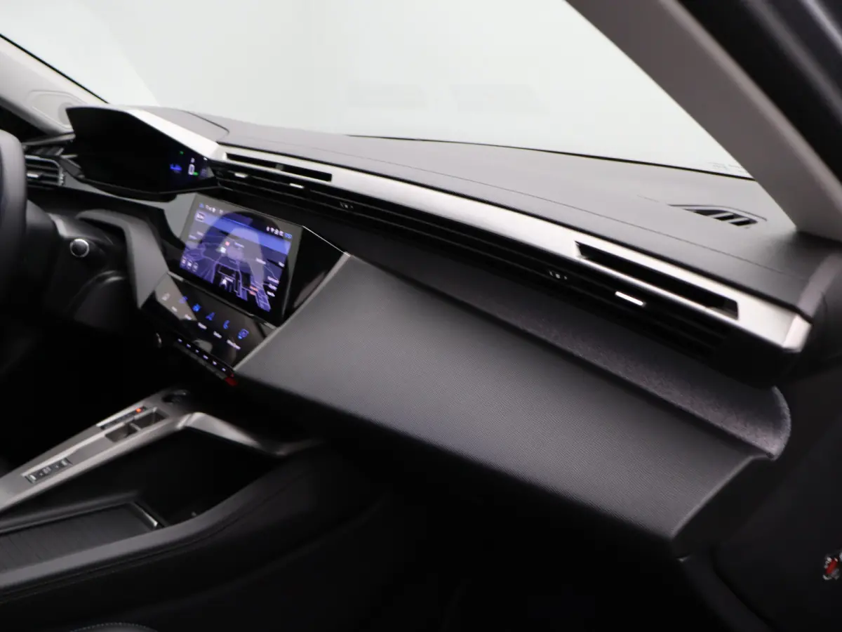 Allure EV 54 kWh | SOH 93% | Stoelverwarming | Stuurverwarming | Navigatie | Verwamde Voorruit | Camera | Parkeersensoren Voor en Achter | 18" Lichtmetalen Velgen | Keyless