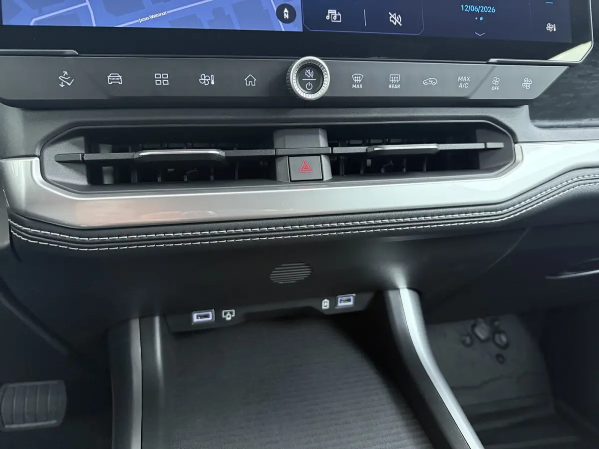 1.6 e-Hybrid Plug-In First Edition | Adaptieve cruise | Pano dak | 360* camera | Focal audio | Elek. stoelen | Leder | Stoelverwarming en massage | Carplay |