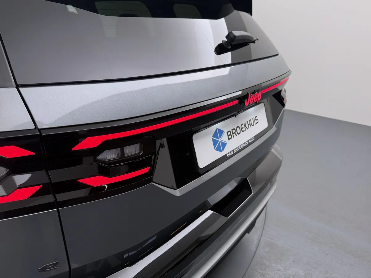 1.6 e-Hybrid Plug-In First Edition | Adaptieve cruise | Pano dak | 360* camera | Focal audio | Elek. stoelen | Leder | Stoelverwarming en massage | Carplay |