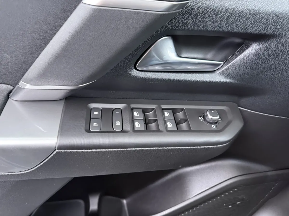1.6 e-Hybrid Plug-In First Edition | Adaptieve cruise | Pano dak | 360* camera | Focal audio | Elek. stoelen | Leder | Stoelverwarming en massage | Carplay |