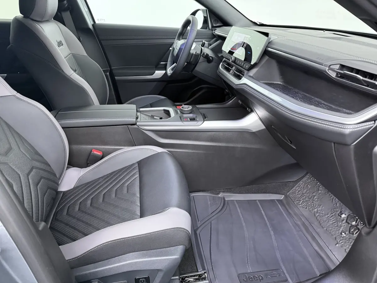 1.6 e-Hybrid Plug-In First Edition | Adaptieve cruise | Pano dak | 360* camera | Focal audio | Elek. stoelen | Leder | Stoelverwarming en massage | Carplay |
