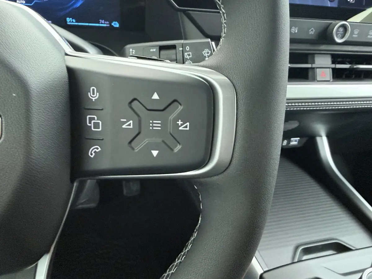 1.6 e-Hybrid Plug-In First Edition | Adaptieve cruise | Pano dak | 360* camera | Focal audio | Elek. stoelen | Leder | Stoelverwarming en massage | Carplay |