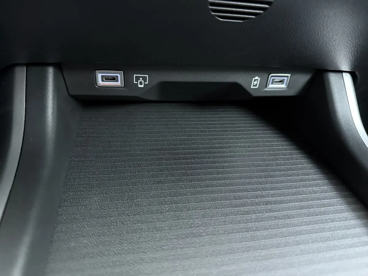 1.6 e-Hybrid Plug-In First Edition | Adaptieve cruise | Pano dak | 360* camera | Focal audio | Elek. stoelen | Leder | Stoelverwarming en massage | Carplay |