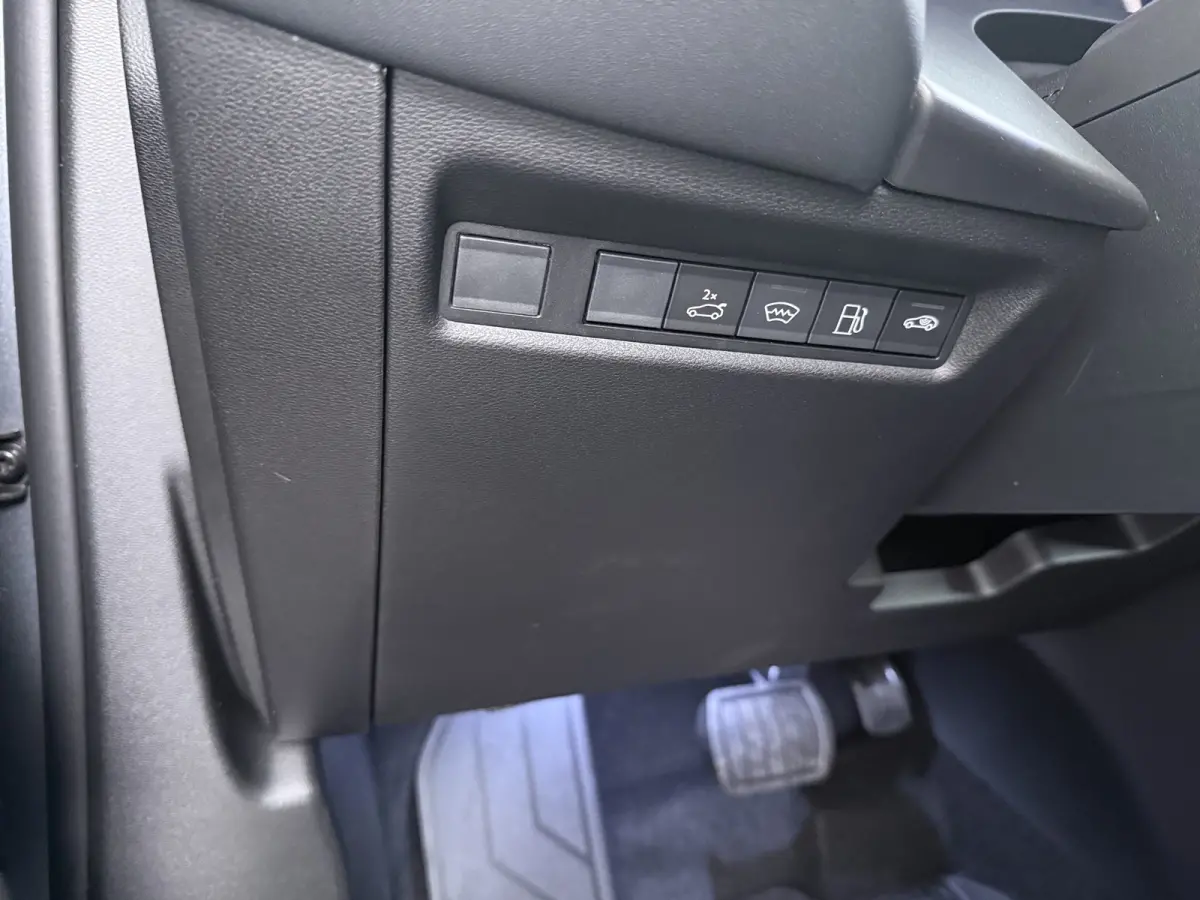 1.6 e-Hybrid Plug-In First Edition | Adaptieve cruise | Pano dak | 360* camera | Focal audio | Elek. stoelen | Leder | Stoelverwarming en massage | Carplay |