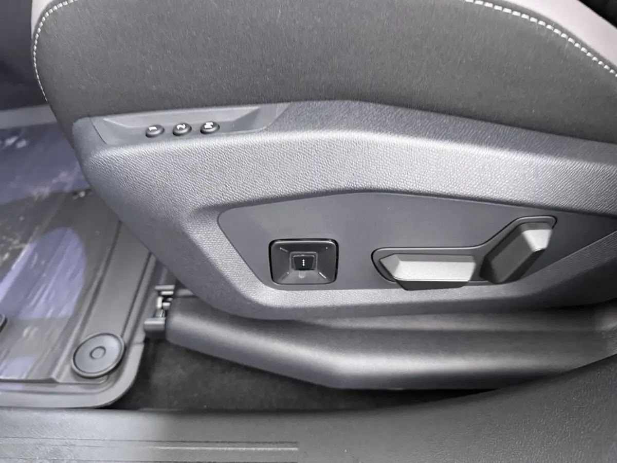 1.6 e-Hybrid Plug-In First Edition | Adaptieve cruise | Pano dak | 360* camera | Focal audio | Elek. stoelen | Leder | Stoelverwarming en massage | Carplay |