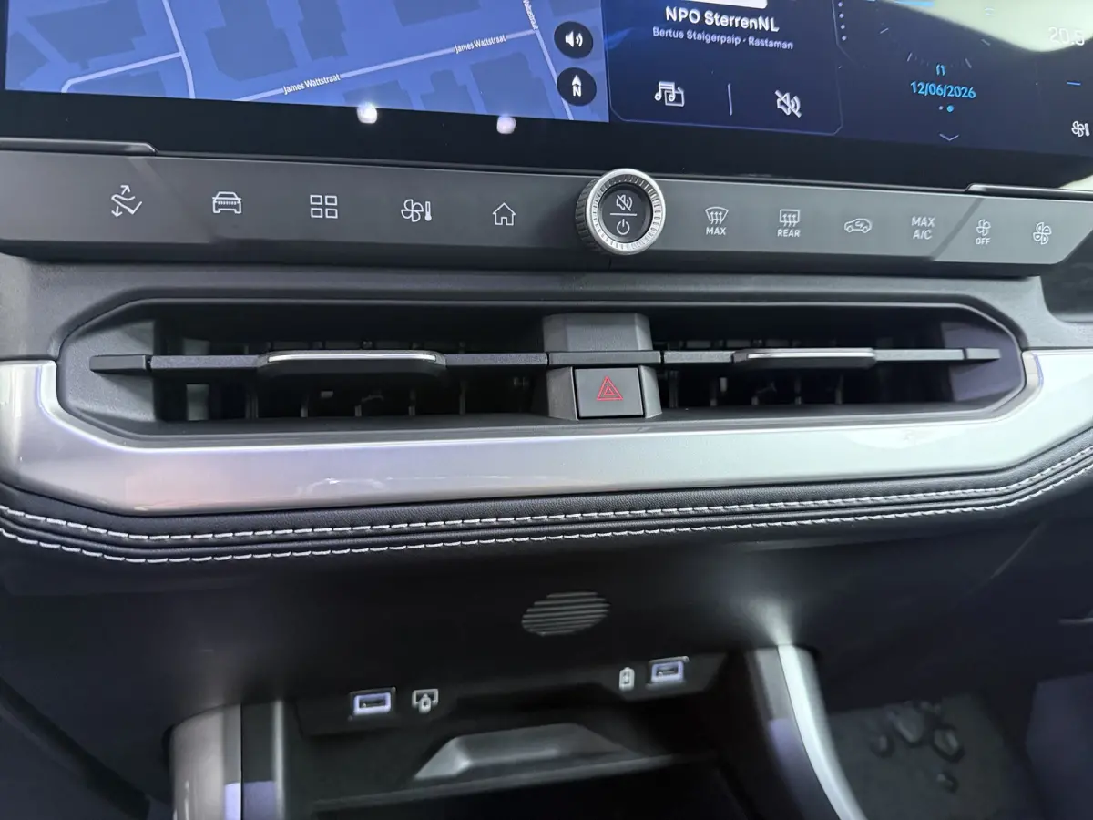 1.6 e-Hybrid Plug-In First Edition | Adaptieve cruise | Pano dak | 360* camera | Focal audio | Elek. stoelen | Leder | Stoelverwarming en massage | Carplay |