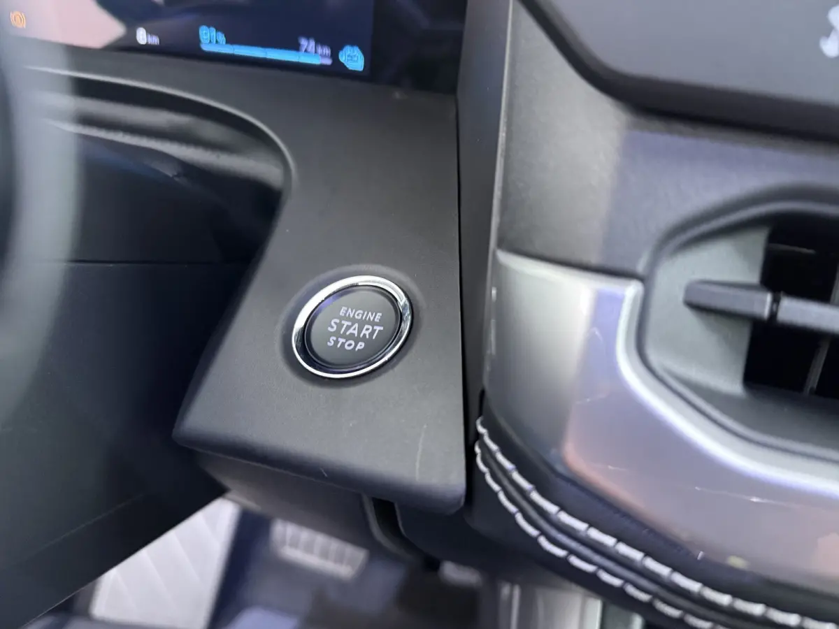 1.6 e-Hybrid Plug-In First Edition | Adaptieve cruise | Pano dak | 360* camera | Focal audio | Elek. stoelen | Leder | Stoelverwarming en massage | Carplay |