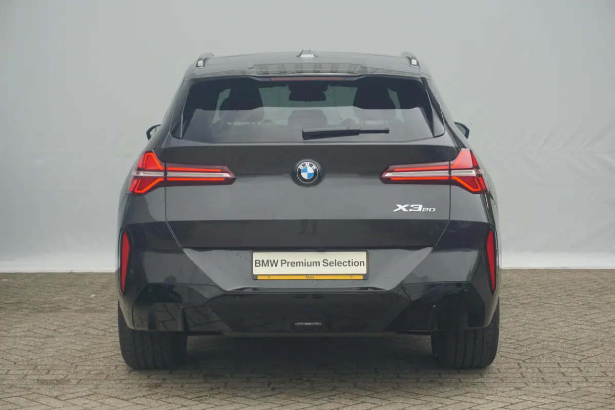 xDrive20 M Sportpakket | Glazen Panoramadak | Trekhaak Elektrisch | Stuur- en stoelverwarming | Stoelventilatie | Active Cruise Control | Harman Kardon
