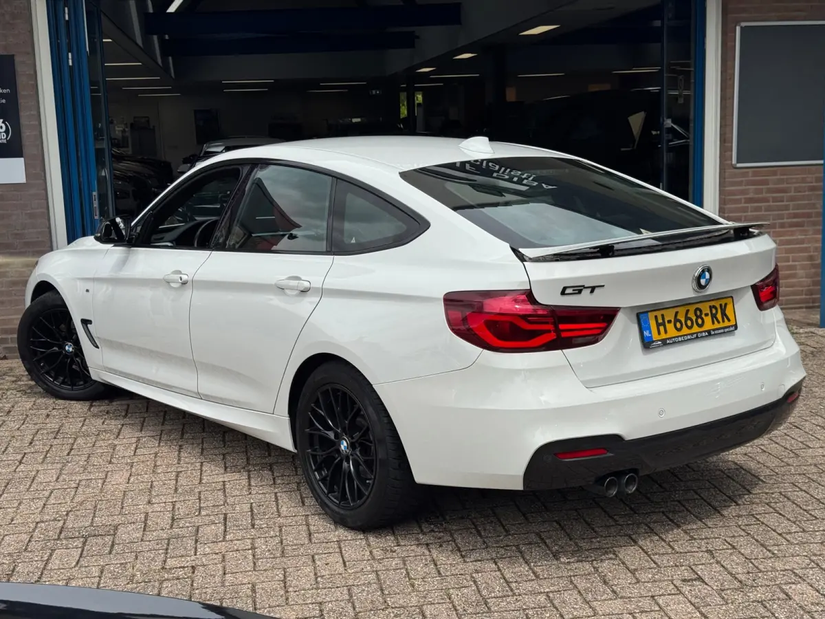 320i High Executive 2020 AUT NAP!