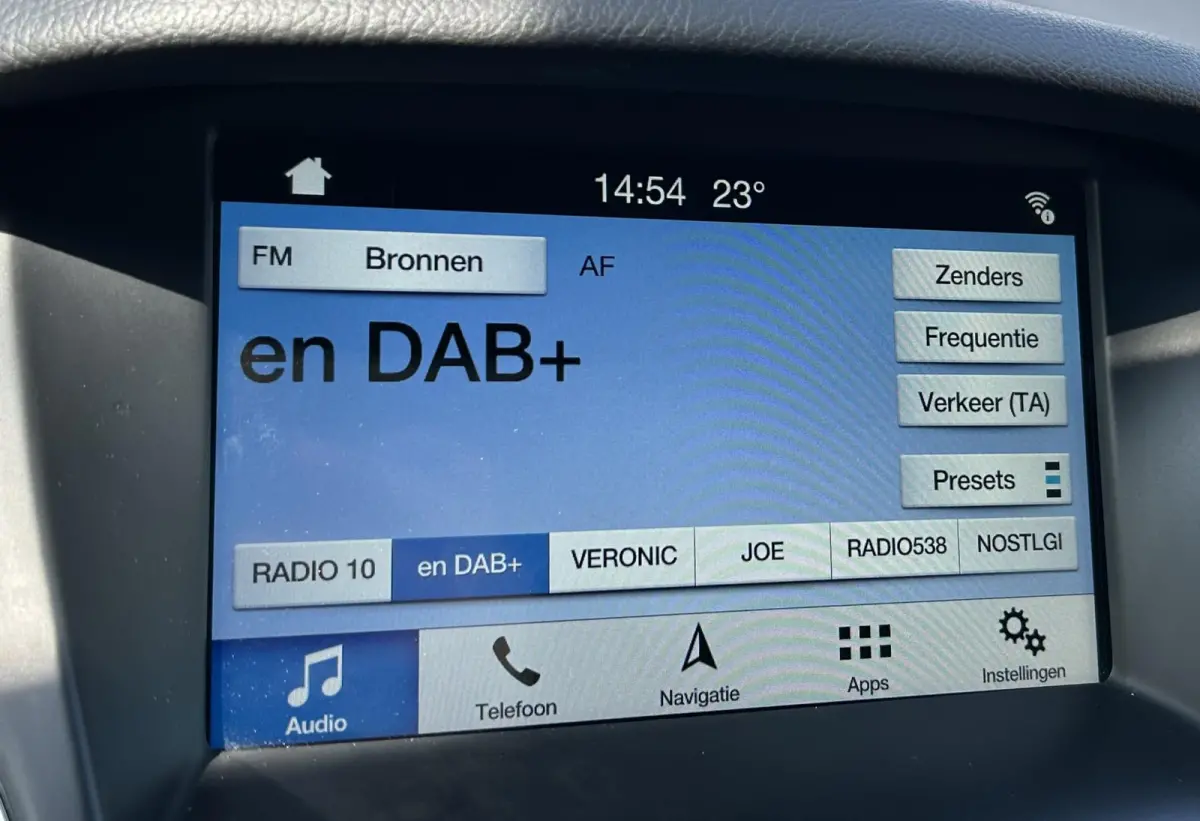 1.0 ST-Line 125PK | NL AUTO | Achteruitrijcamera | Navigatie | Grote Spoiler | 18 Inch | Parkeersensoren Voor en Achter | Cruise Control | Climate Control | Voorruitverwarming | Armsteun | 2