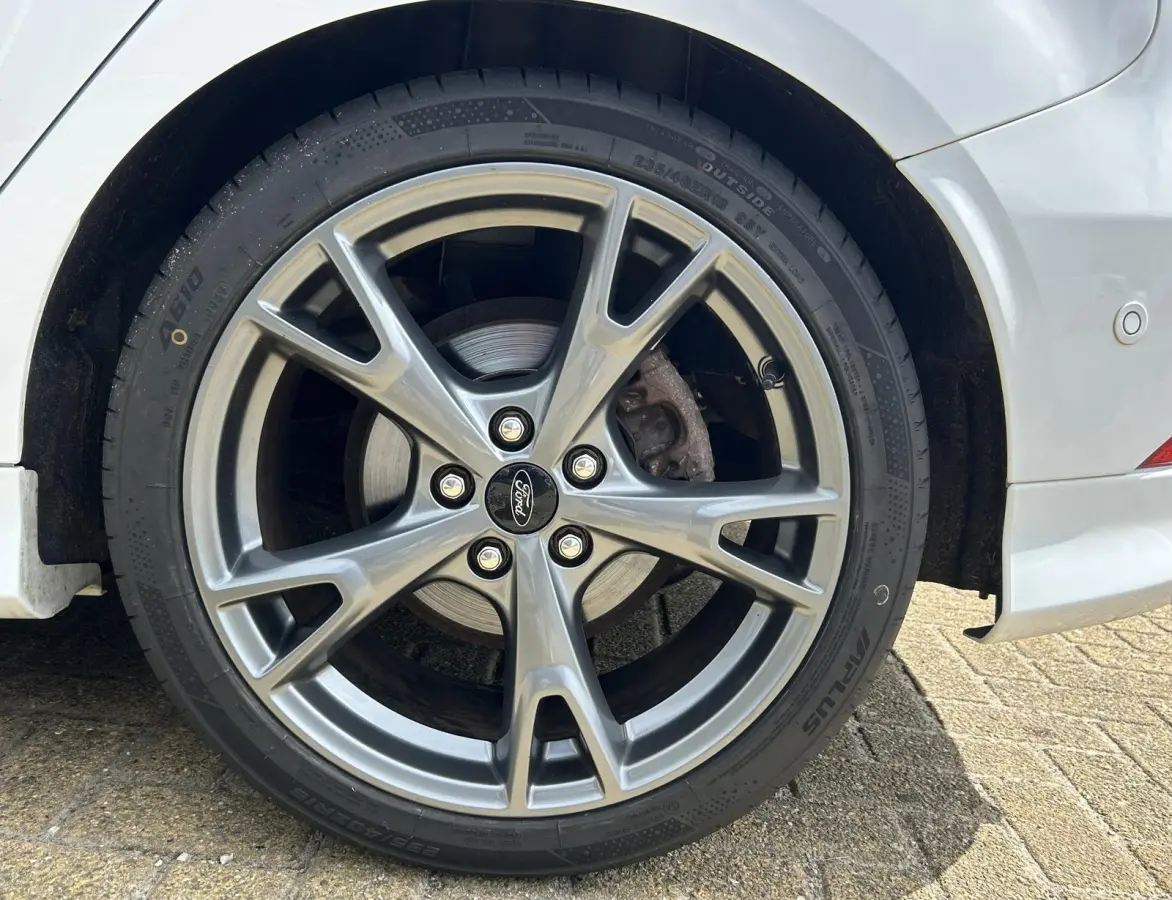 1.0 ST-Line 125PK | NL AUTO | Achteruitrijcamera | Navigatie | Grote Spoiler | 18 Inch | Parkeersensoren Voor en Achter | Cruise Control | Climate Control | Voorruitverwarming | Armsteun | 2
