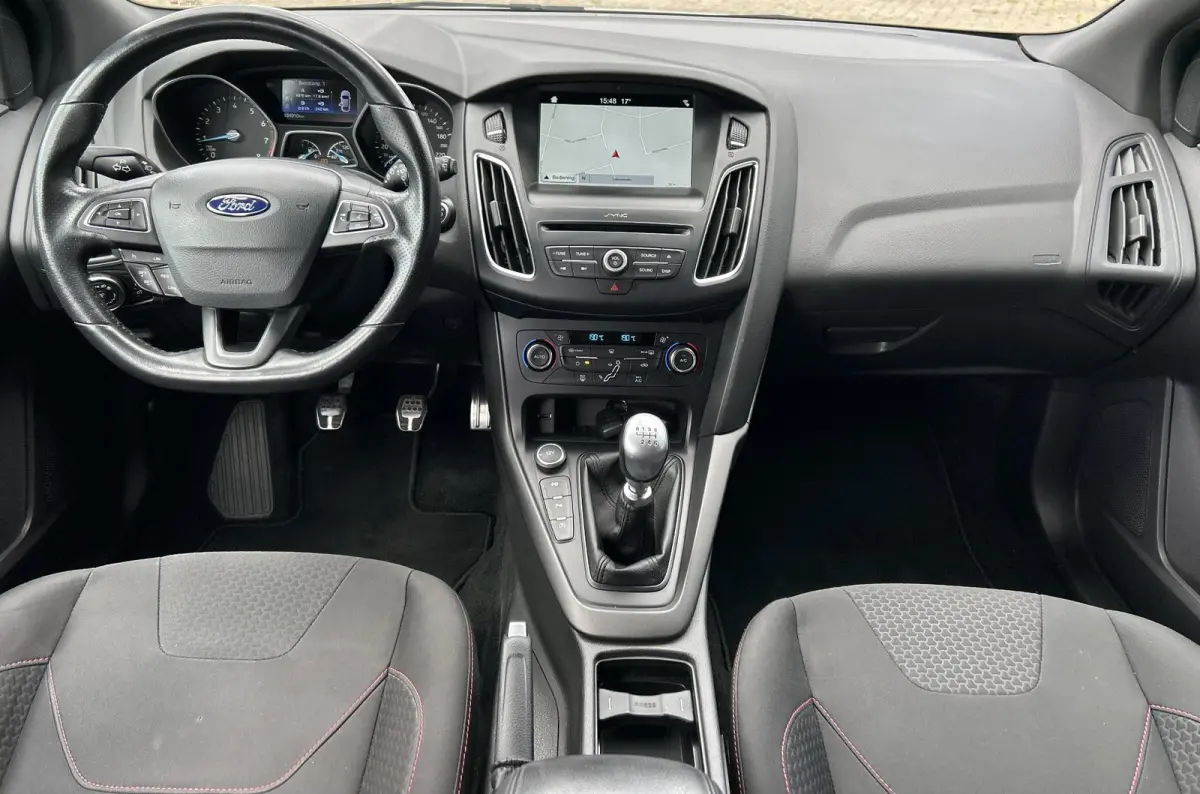 1.0 ST-Line 125PK | NL AUTO | Achteruitrijcamera | Navigatie | Grote Spoiler | 18 Inch | Parkeersensoren Voor en Achter | Cruise Control | Climate Control | Voorruitverwarming | Armsteun | 2