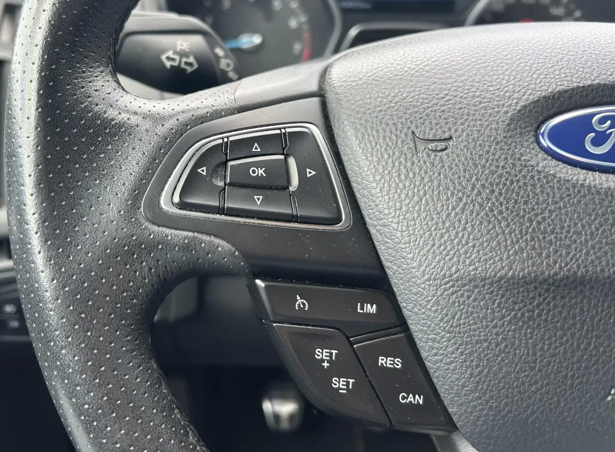 1.0 ST-Line 125PK | NL AUTO | Achteruitrijcamera | Navigatie | Grote Spoiler | 18 Inch | Parkeersensoren Voor en Achter | Cruise Control | Climate Control | Voorruitverwarming | Armsteun | 2