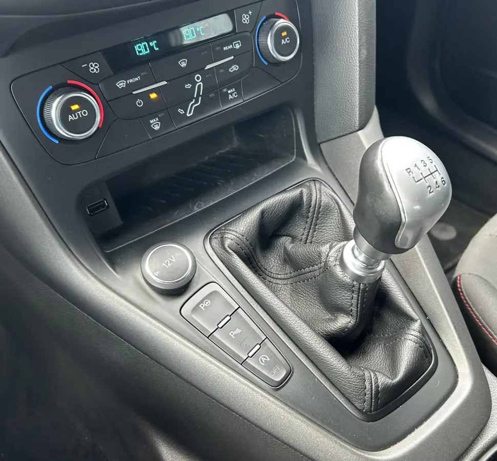 1.0 ST-Line 125PK | NL AUTO | Achteruitrijcamera | Navigatie | Grote Spoiler | 18 Inch | Parkeersensoren Voor en Achter | Cruise Control | Climate Control | Voorruitverwarming | Armsteun | 2