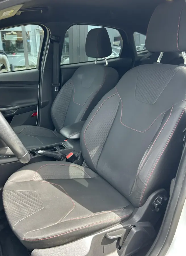 1.0 ST-Line 125PK | NL AUTO | Achteruitrijcamera | Navigatie | Grote Spoiler | 18 Inch | Parkeersensoren Voor en Achter | Cruise Control | Climate Control | Voorruitverwarming | Armsteun | 2
