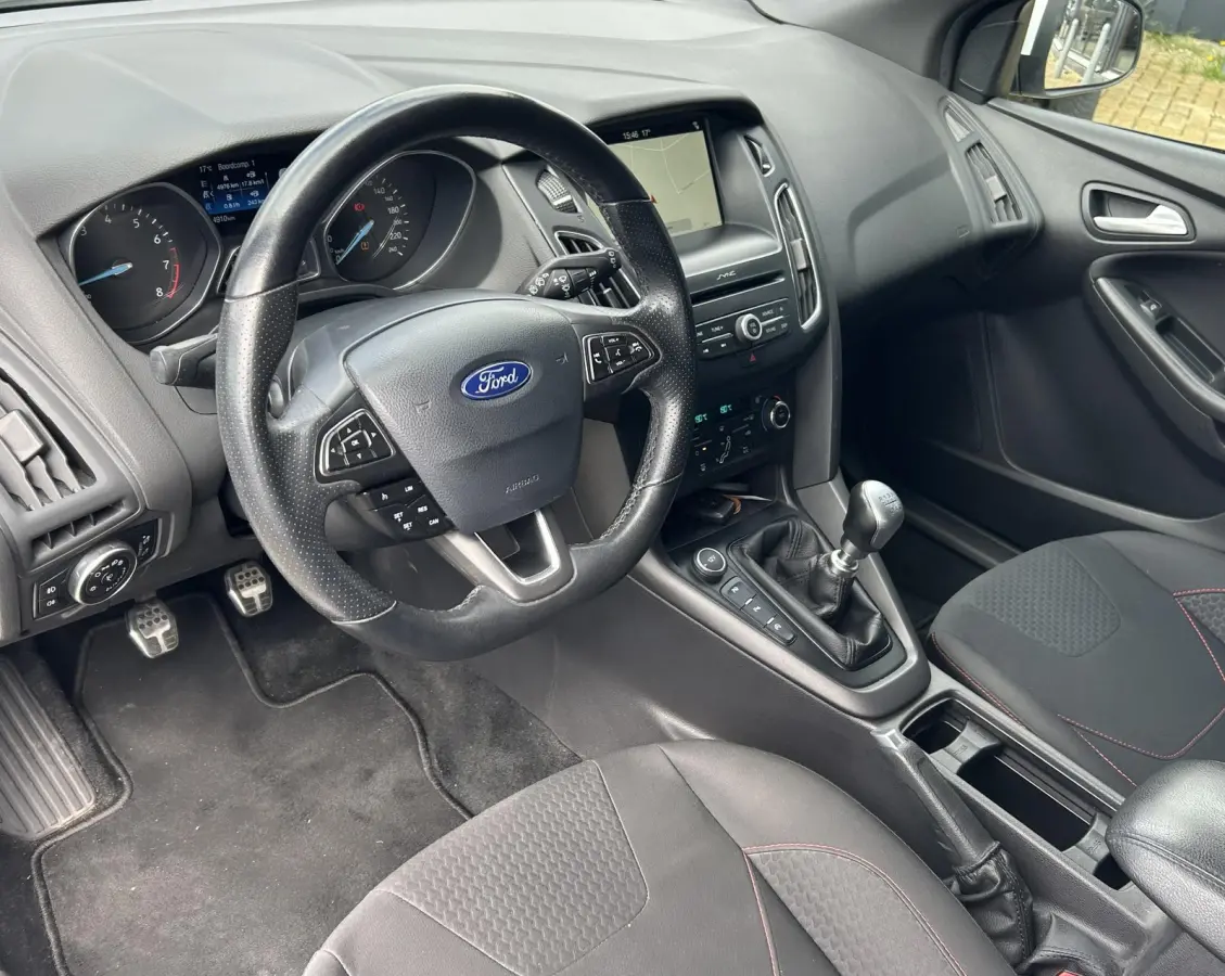 1.0 ST-Line 125PK | NL AUTO | Achteruitrijcamera | Navigatie | Grote Spoiler | 18 Inch | Parkeersensoren Voor en Achter | Cruise Control | Climate Control | Voorruitverwarming | Armsteun | 2