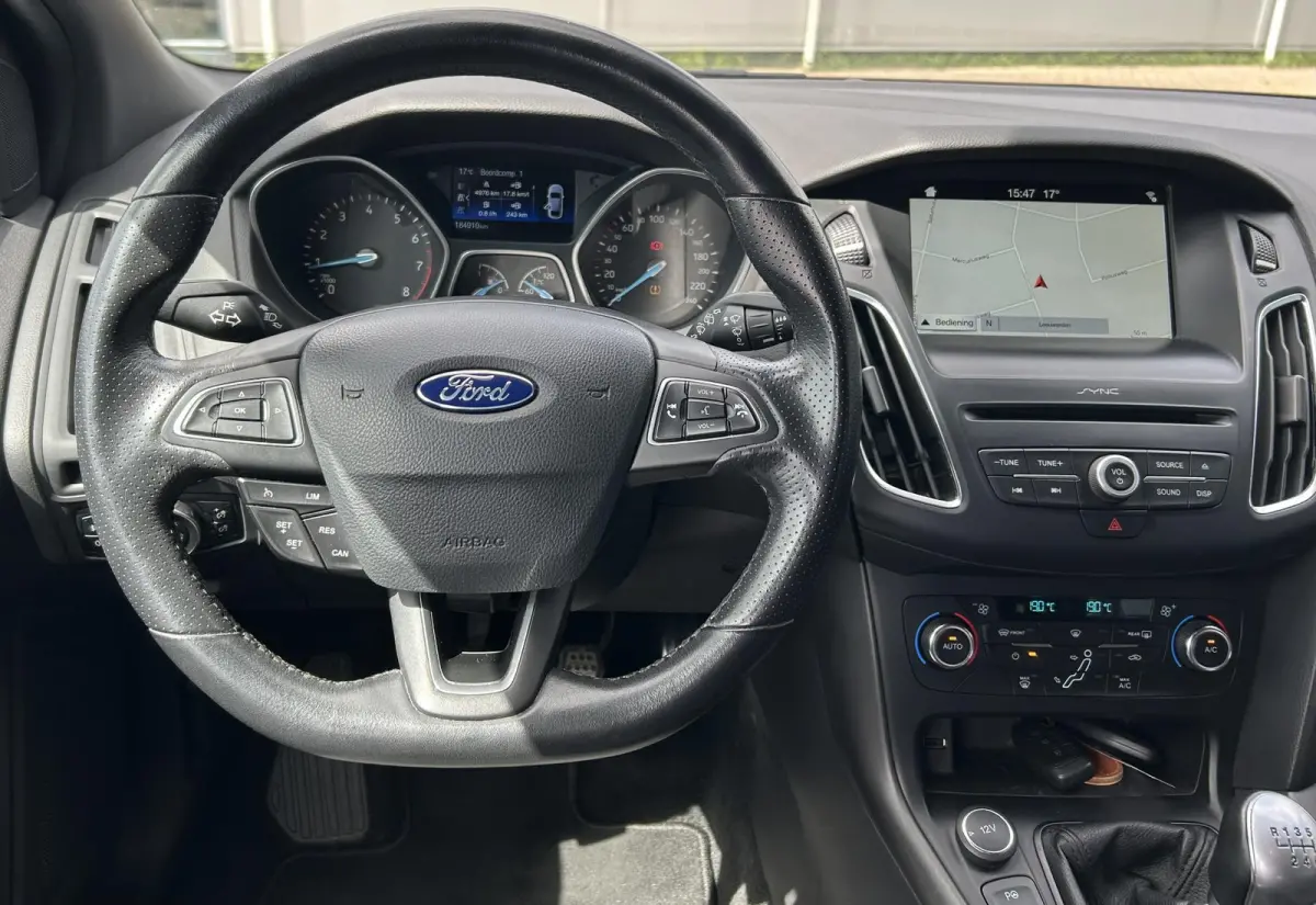 1.0 ST-Line 125PK | NL AUTO | Achteruitrijcamera | Navigatie | Grote Spoiler | 18 Inch | Parkeersensoren Voor en Achter | Cruise Control | Climate Control | Voorruitverwarming | Armsteun | 2