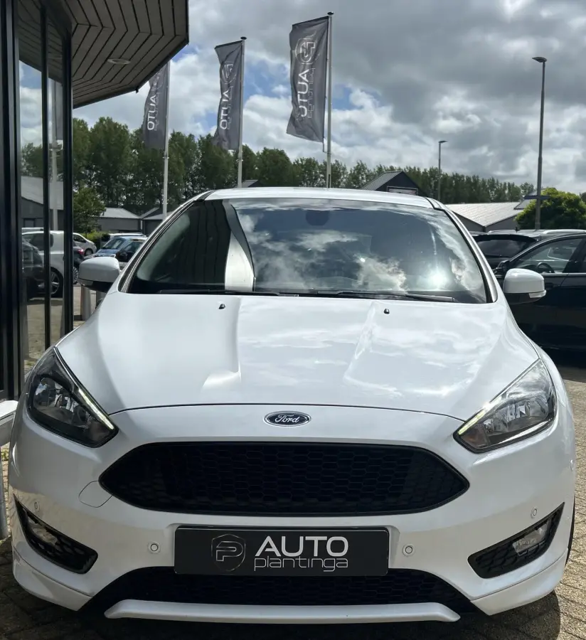 1.0 ST-Line 125PK | NL AUTO | Achteruitrijcamera | Navigatie | Grote Spoiler | 18 Inch | Parkeersensoren Voor en Achter | Cruise Control | Climate Control | Voorruitverwarming | Armsteun | 2