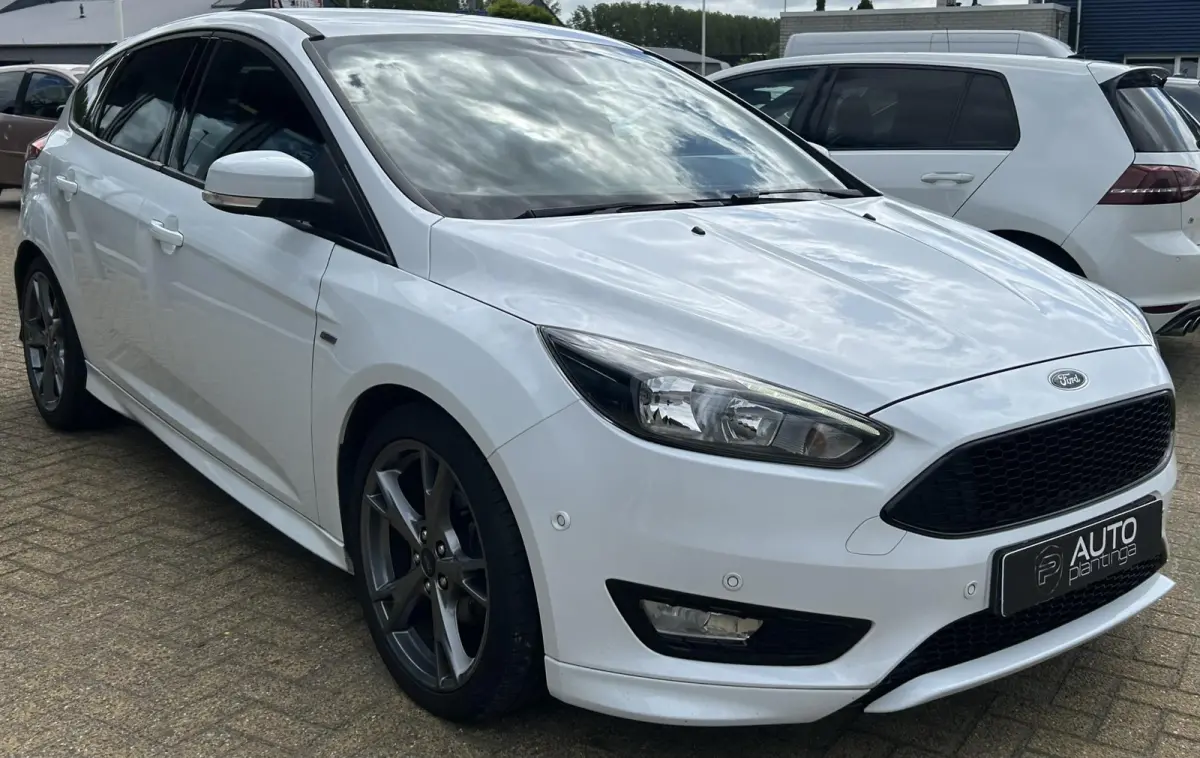 1.0 ST-Line 125PK | NL AUTO | Achteruitrijcamera | Navigatie | Grote Spoiler | 18 Inch | Parkeersensoren Voor en Achter | Cruise Control | Climate Control | Voorruitverwarming | Armsteun | 2