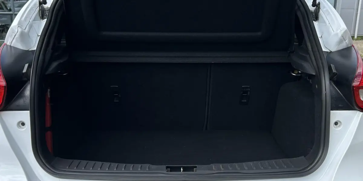 1.0 ST-Line 125PK | NL AUTO | Achteruitrijcamera | Navigatie | Grote Spoiler | 18 Inch | Parkeersensoren Voor en Achter | Cruise Control | Climate Control | Voorruitverwarming | Armsteun | 2