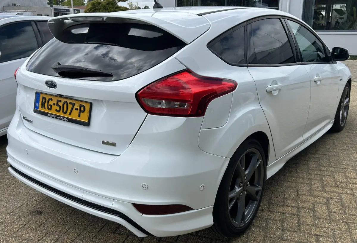 1.0 ST-Line 125PK | NL AUTO | Achteruitrijcamera | Navigatie | Grote Spoiler | 18 Inch | Parkeersensoren Voor en Achter | Cruise Control | Climate Control | Voorruitverwarming | Armsteun | 2