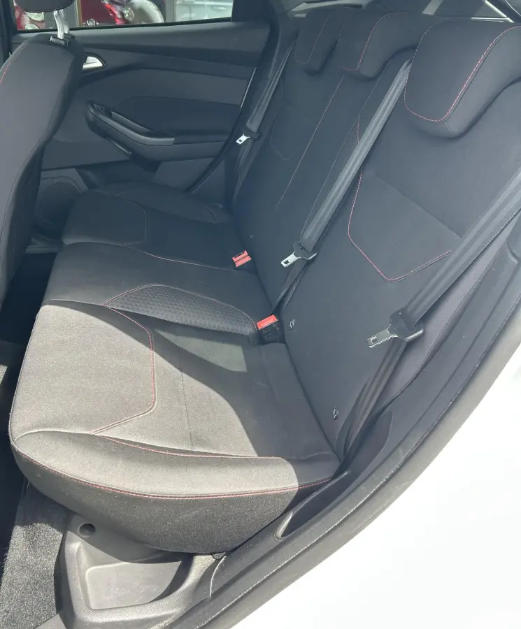 1.0 ST-Line 125PK | NL AUTO | Achteruitrijcamera | Navigatie | Grote Spoiler | 18 Inch | Parkeersensoren Voor en Achter | Cruise Control | Climate Control | Voorruitverwarming | Armsteun | 2