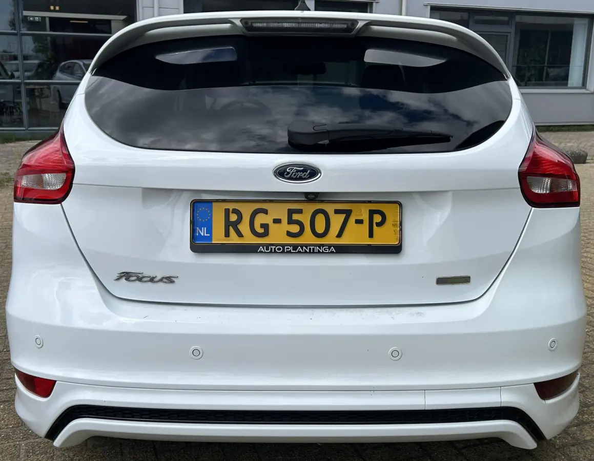 1.0 ST-Line 125PK | NL AUTO | Achteruitrijcamera | Navigatie | Grote Spoiler | 18 Inch | Parkeersensoren Voor en Achter | Cruise Control | Climate Control | Voorruitverwarming | Armsteun | 2