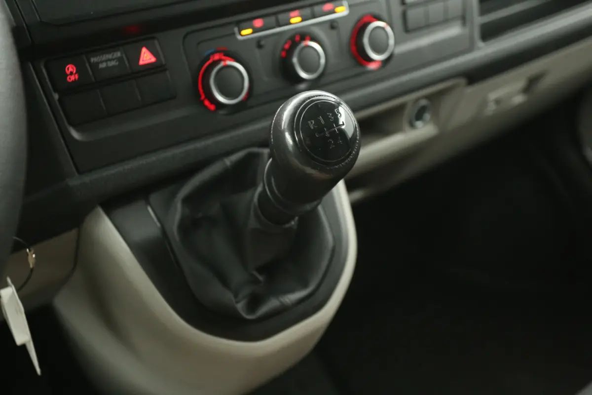 2.0 TDI L2H1 140PK | Airco | Cruise | Trekhaak | 3 Zits | Sidebars