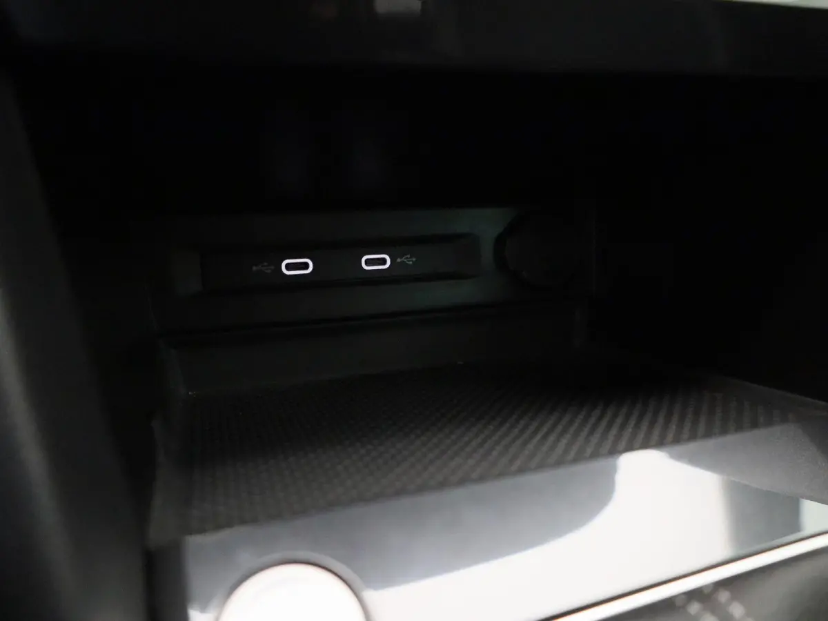 1.4 TSI eHybrid R-Line Business+ 245 PK| | SOH 86,5% | Dealeronderhouden | Trekhaak | Navigatie Pro | 360 Camera | Stoelverwarming Voor & Achter | Stuurwielverwarming