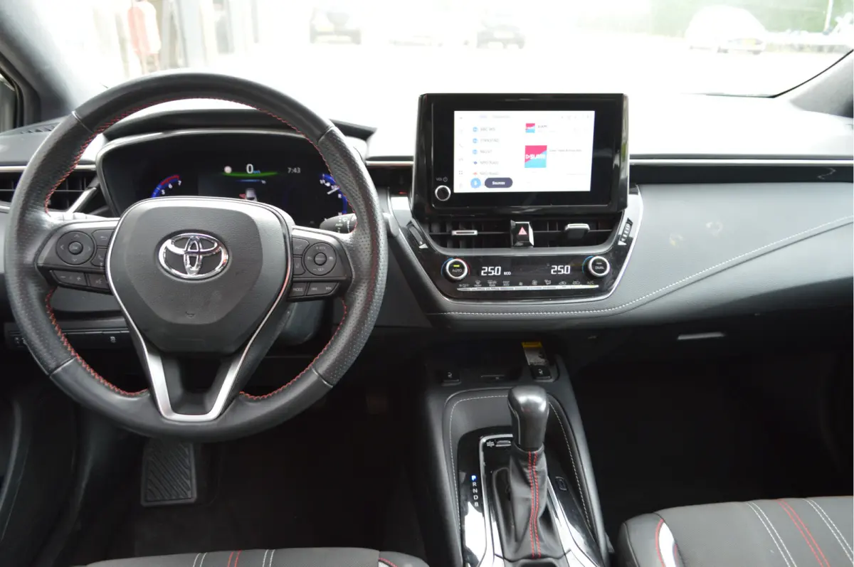 1.8 Hybrid GR-Sport | NL auto | Bi-Tone | Adapt. Cruise | +++