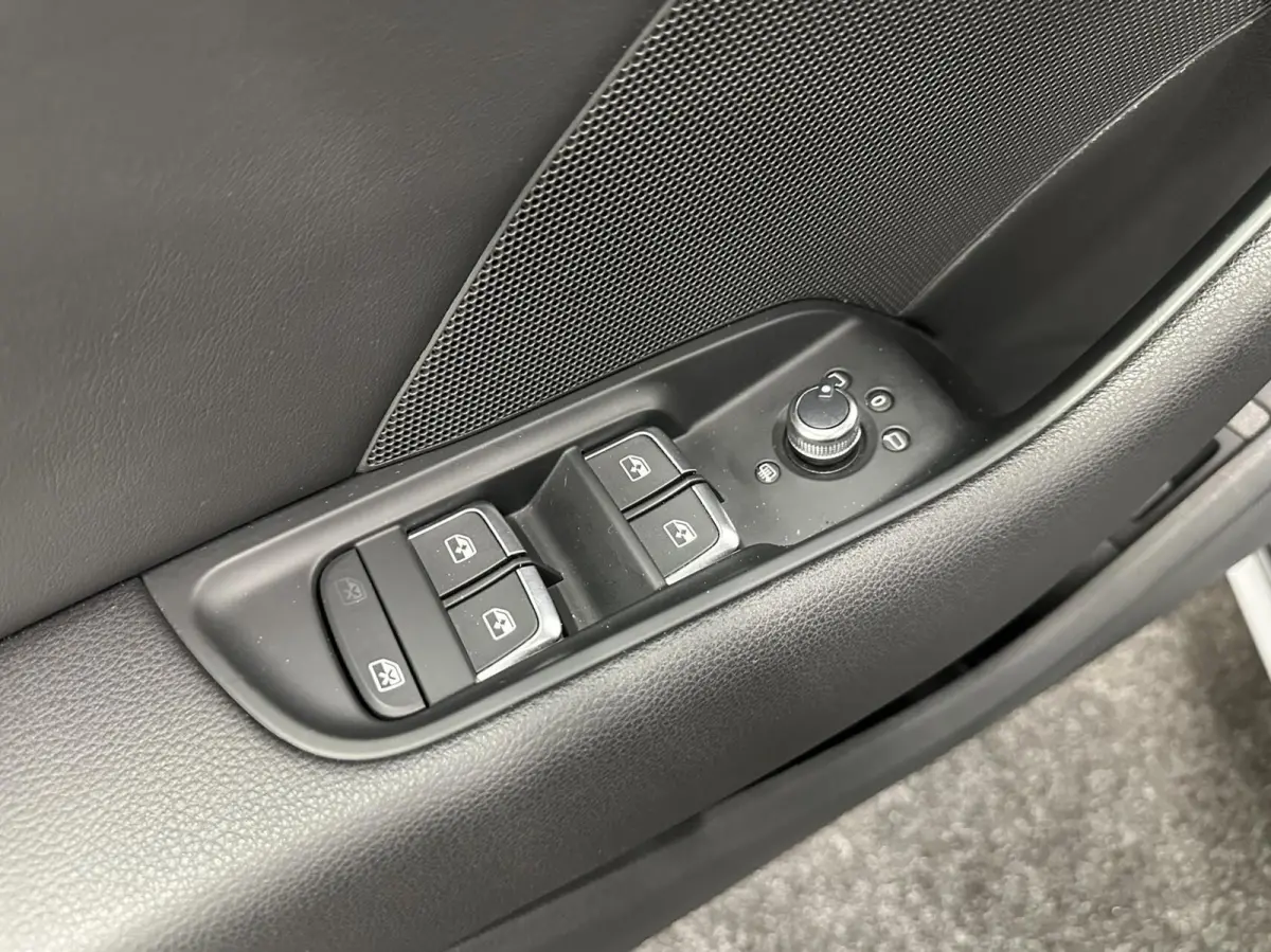 40 e-tron Advance Sport NAVI VIRTUAL TREKHAAK.