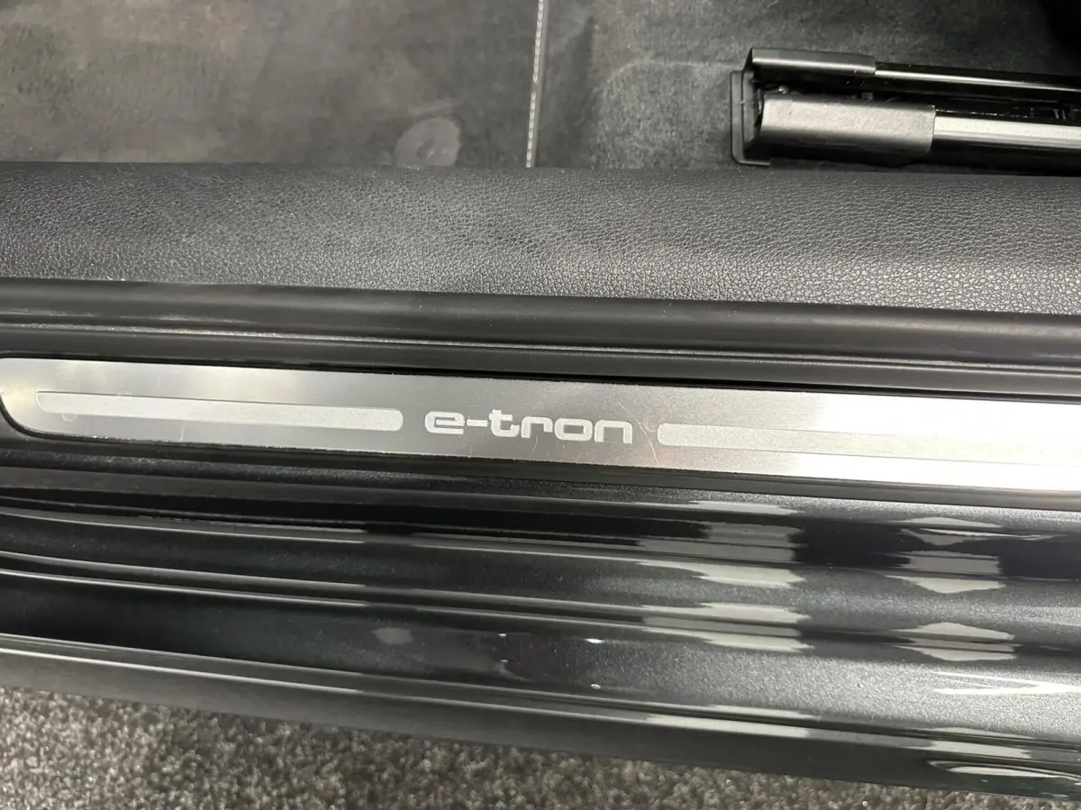 40 e-tron Advance Sport NAVI VIRTUAL TREKHAAK.