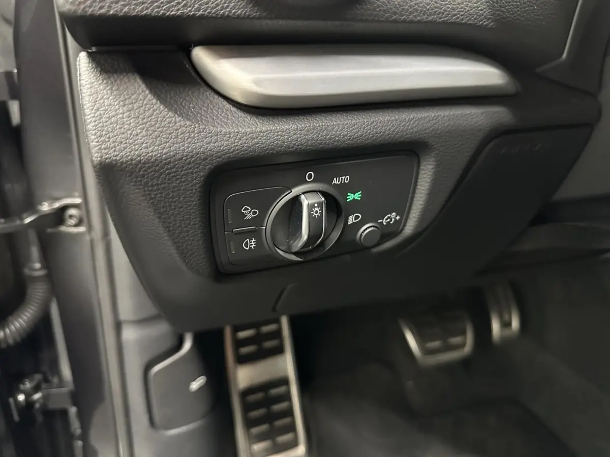 40 e-tron Advance Sport NAVI VIRTUAL TREKHAAK.