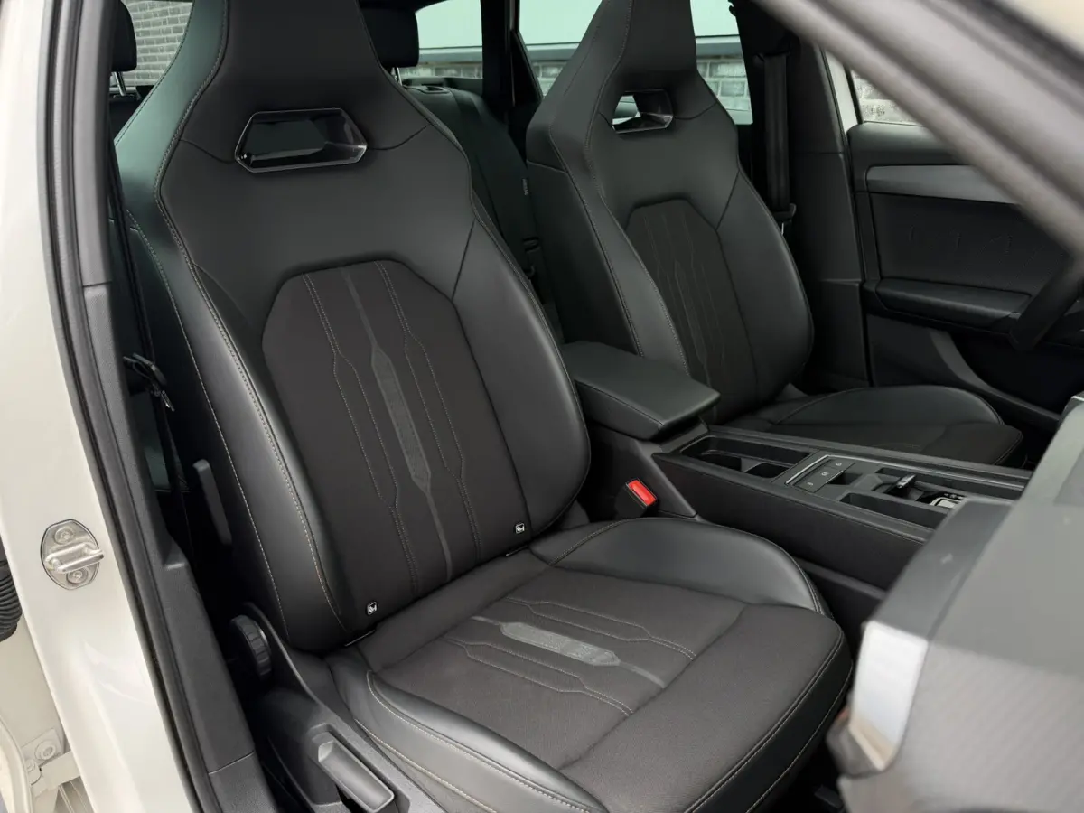 1.4 e-Hybrid Black Edition | Panorama | Carplay | Camera | Virtual | LED |