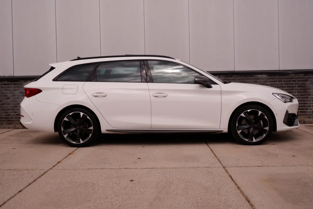 1.4 e-Hybrid Black Edition | Panorama | Carplay | Camera | Virtual | LED |
