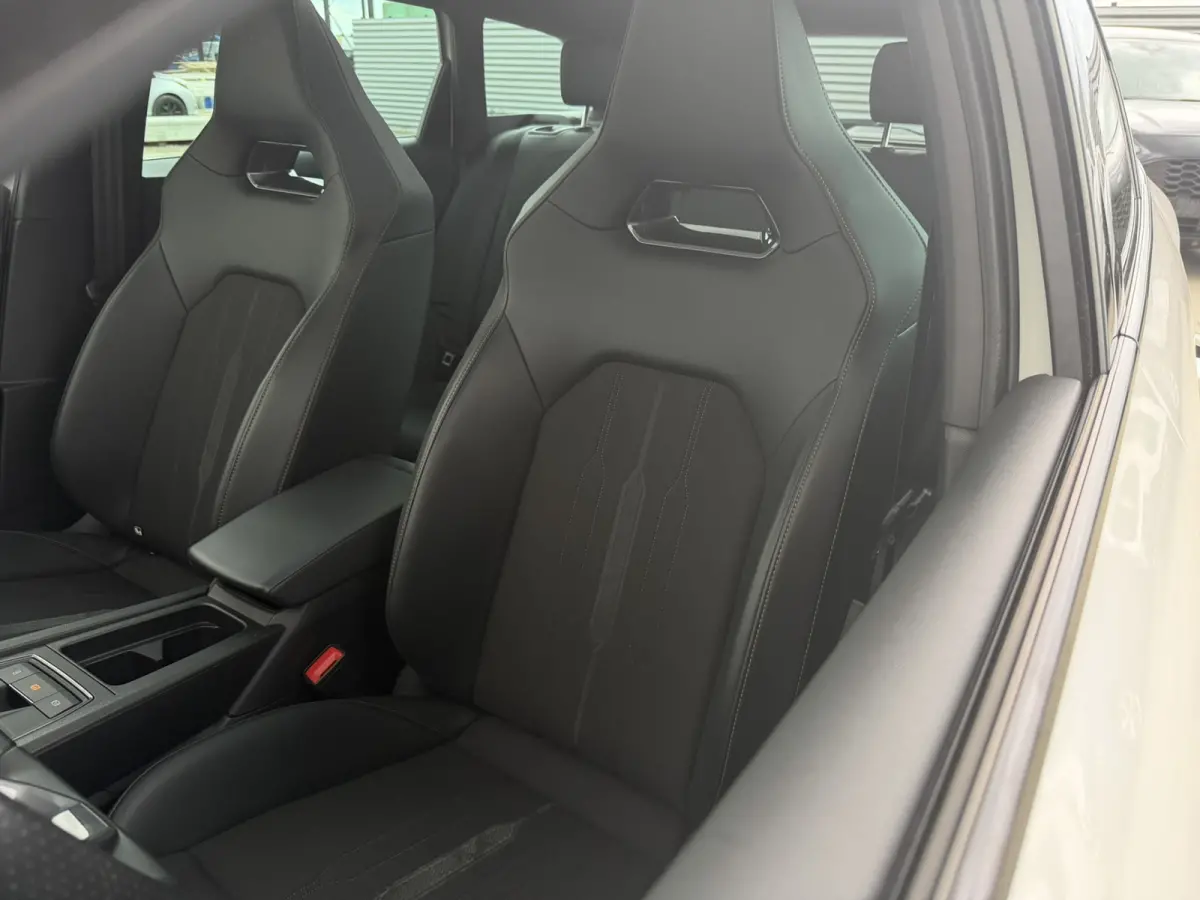 1.4 e-Hybrid Black Edition | Panorama | Carplay | Camera | Virtual | LED |