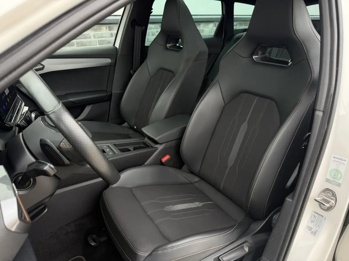 1.4 e-Hybrid Black Edition | Panorama | Carplay | Camera | Virtual | LED |