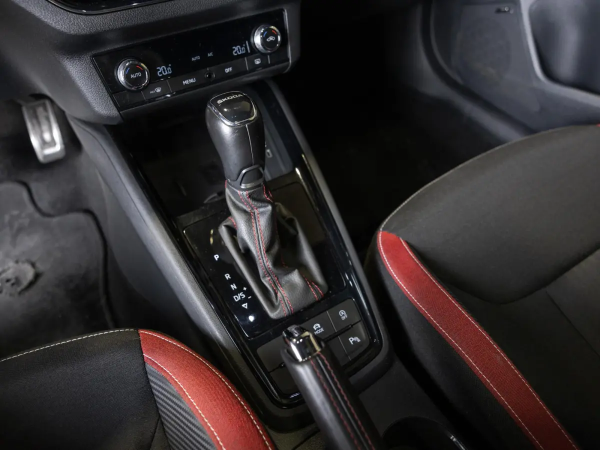 1.0 TSI Monte Carlo / 110pk / Panorama dak / Achteruitrij camera / Adaptieve cruise control /