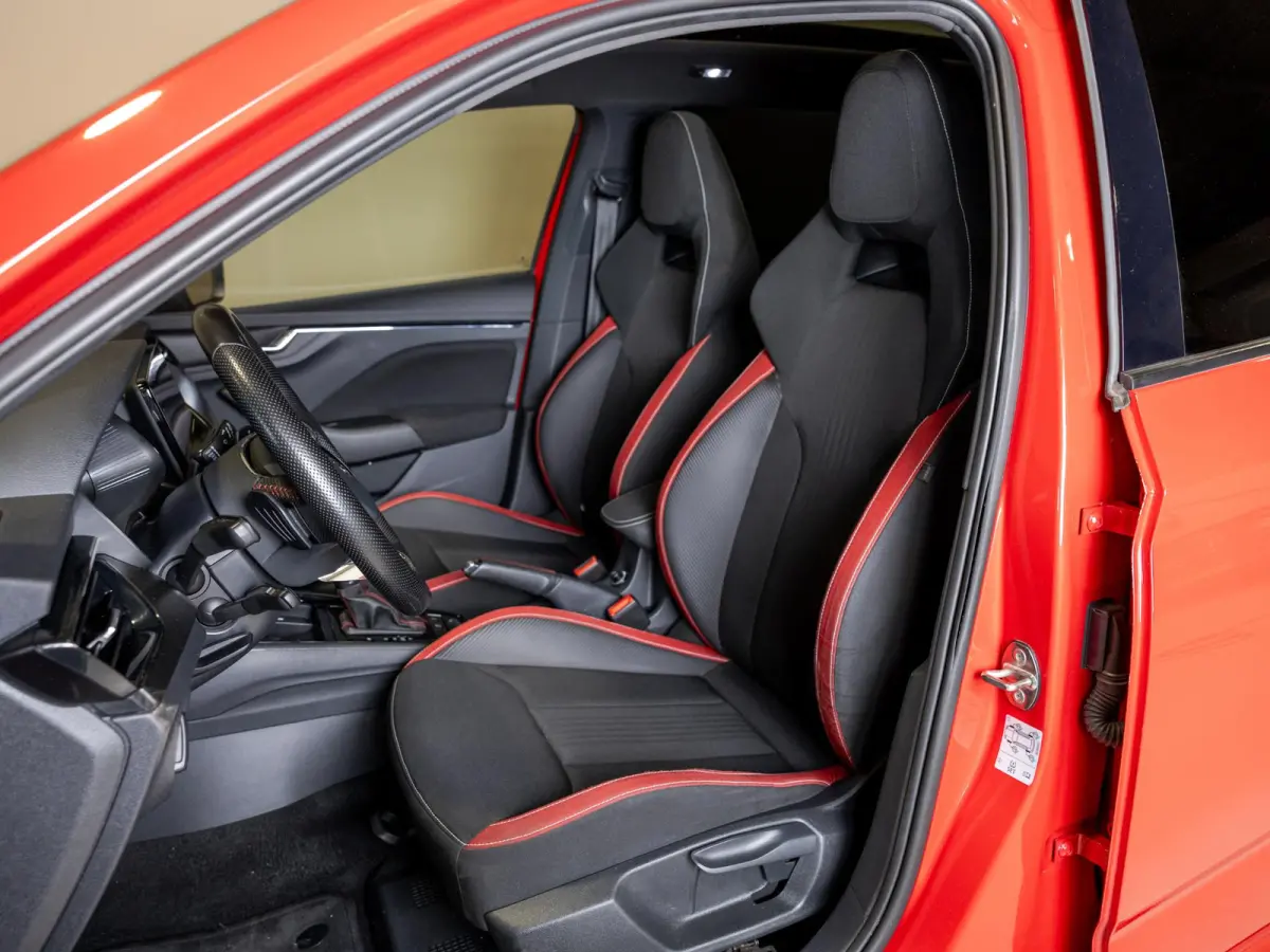 1.0 TSI Monte Carlo / 110pk / Panorama dak / Achteruitrij camera / Adaptieve cruise control /