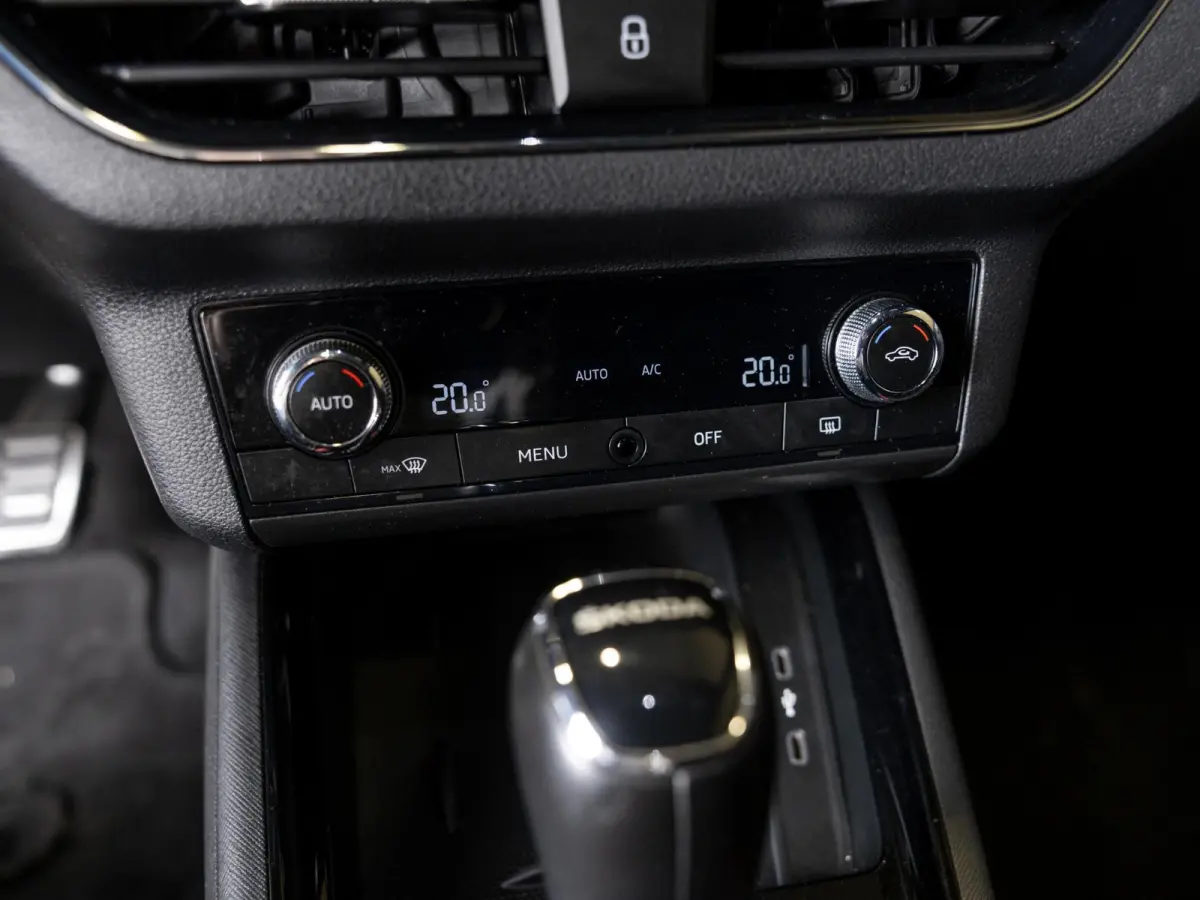1.0 TSI Monte Carlo / 110pk / Panorama dak / Achteruitrij camera / Adaptieve cruise control /