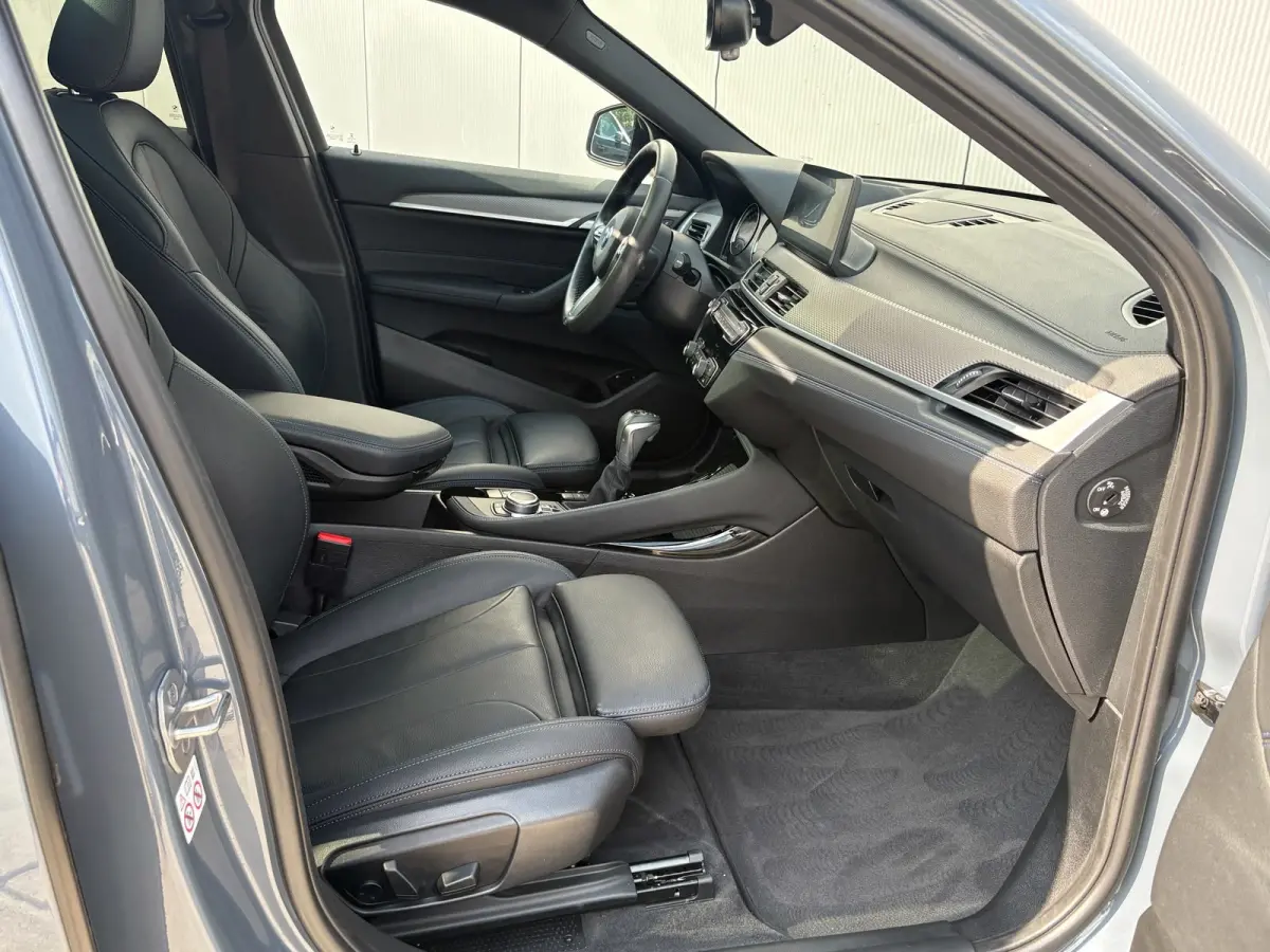 XDrive25e High Executive M-Sport | 19' LMV | Head-Up | Lederen Bekleding | Memory | Panoramadak |