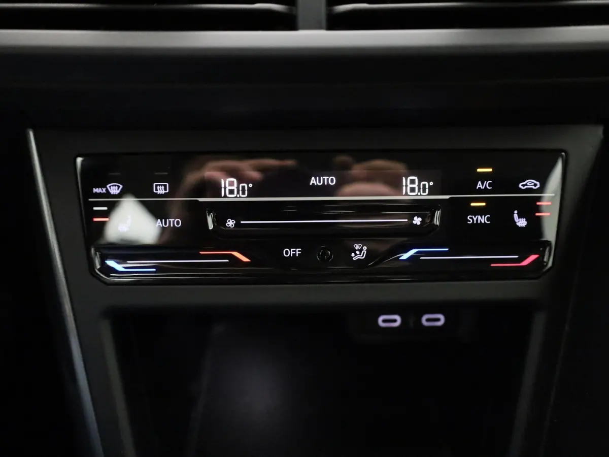 1.0 TSI Style 95 PK| Parkeersensoren | Achteruitrijcamera | LED Matrix | Stoelverwarming | Climatronic | Apple Carplay | Android Auto | 15 Inch Lichtmetalen Velgen