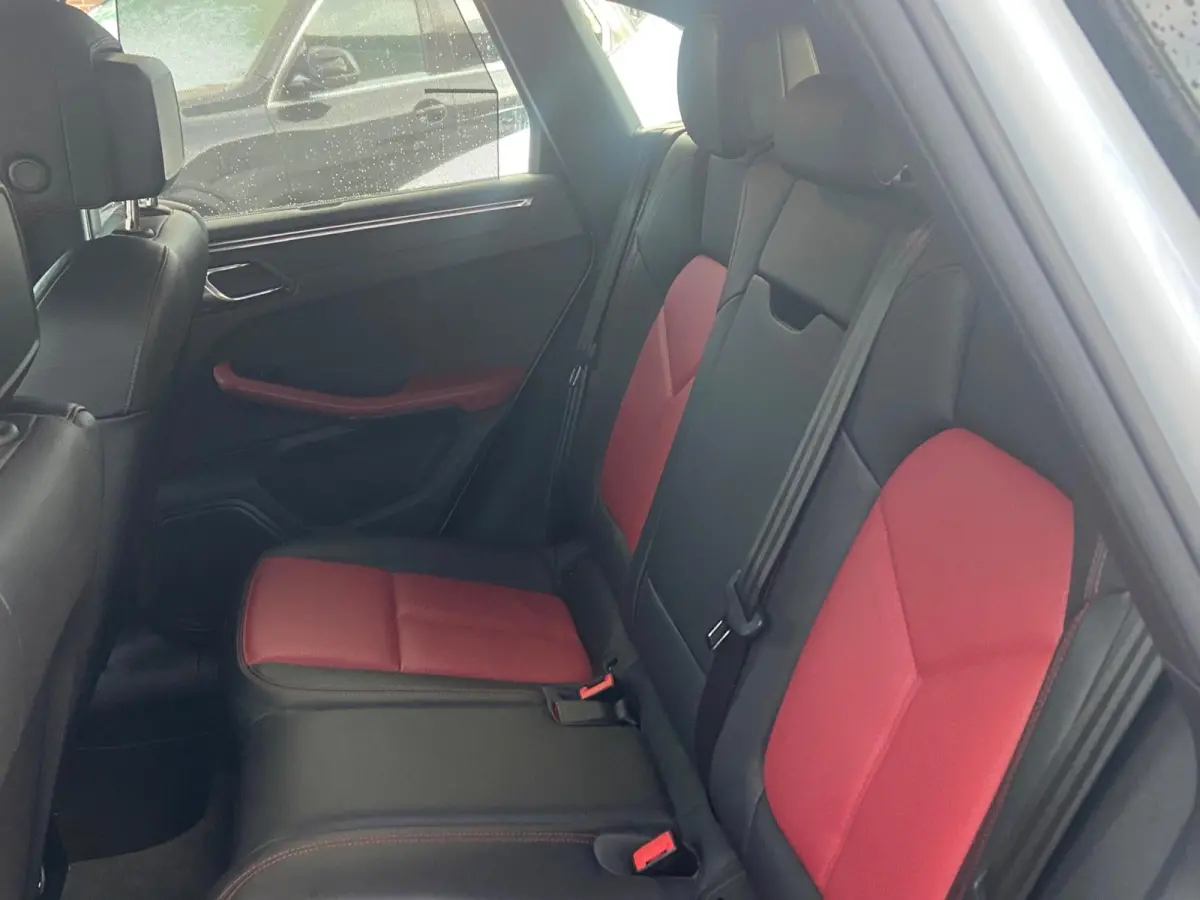 2.0 SPORTDESIGN/KEYLESS/NL-AUTO/CAMERA/BLINDSPOT