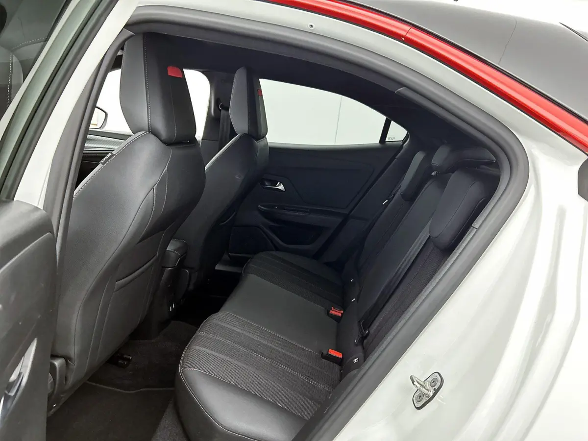 1.2 130pk GS Line Automaat | Trekhaak | Navigatie | Climate Control | Cruise Control | Camera | 17"LMV | LED |