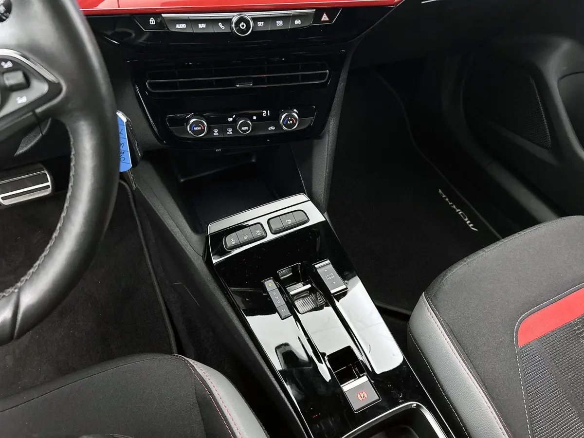 1.2 130pk GS Line Automaat | Trekhaak | Navigatie | Climate Control | Cruise Control | Camera | 17"LMV | LED |