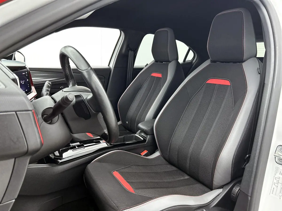 1.2 130pk GS Line Automaat | Trekhaak | Navigatie | Climate Control | Cruise Control | Camera | 17"LMV | LED |