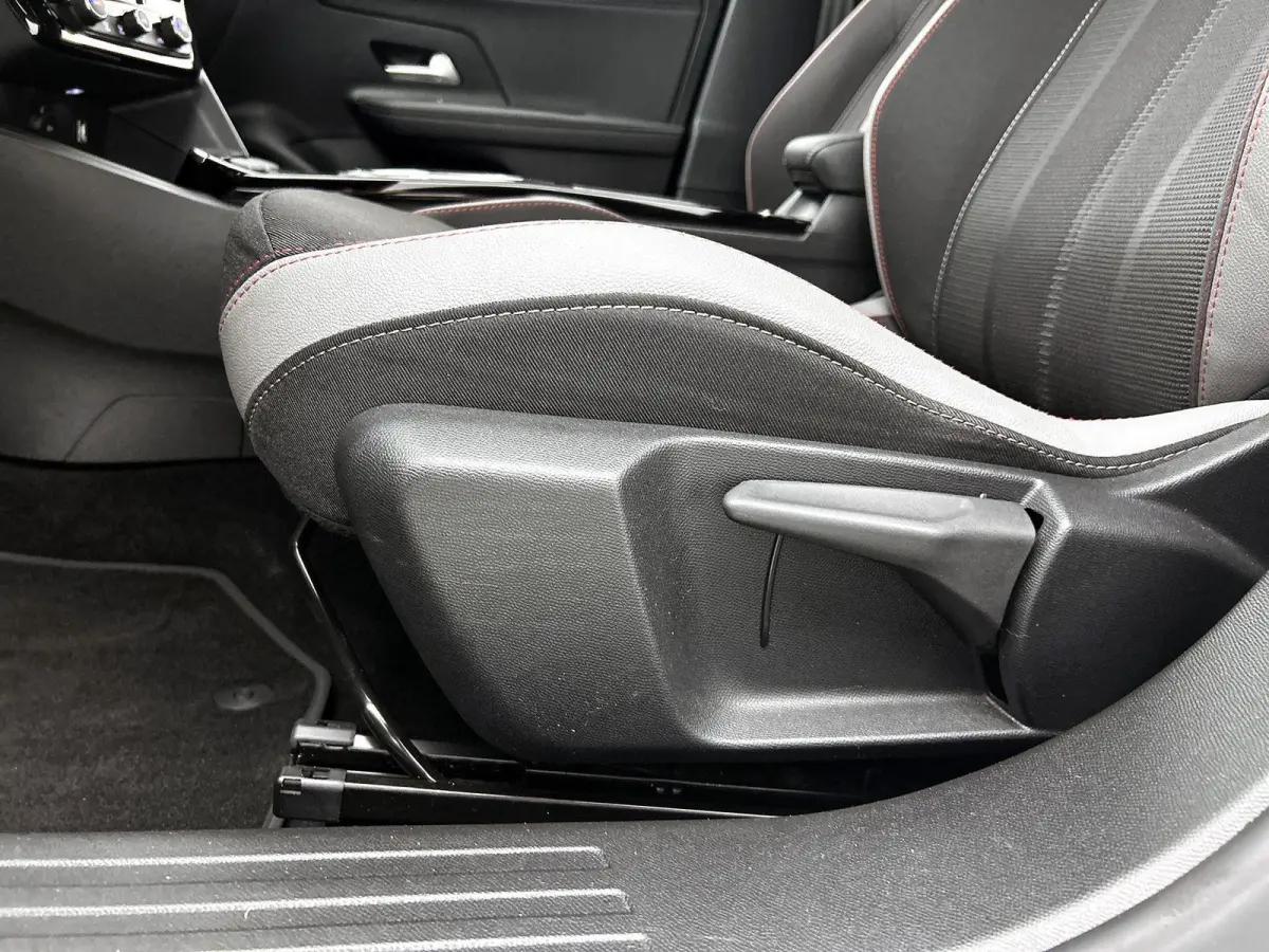 1.2 130pk GS Line Automaat | Trekhaak | Navigatie | Climate Control | Cruise Control | Camera | 17"LMV | LED |