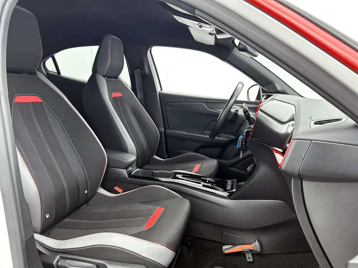 1.2 130pk GS Line Automaat | Trekhaak | Navigatie | Climate Control | Cruise Control | Camera | 17"LMV | LED |