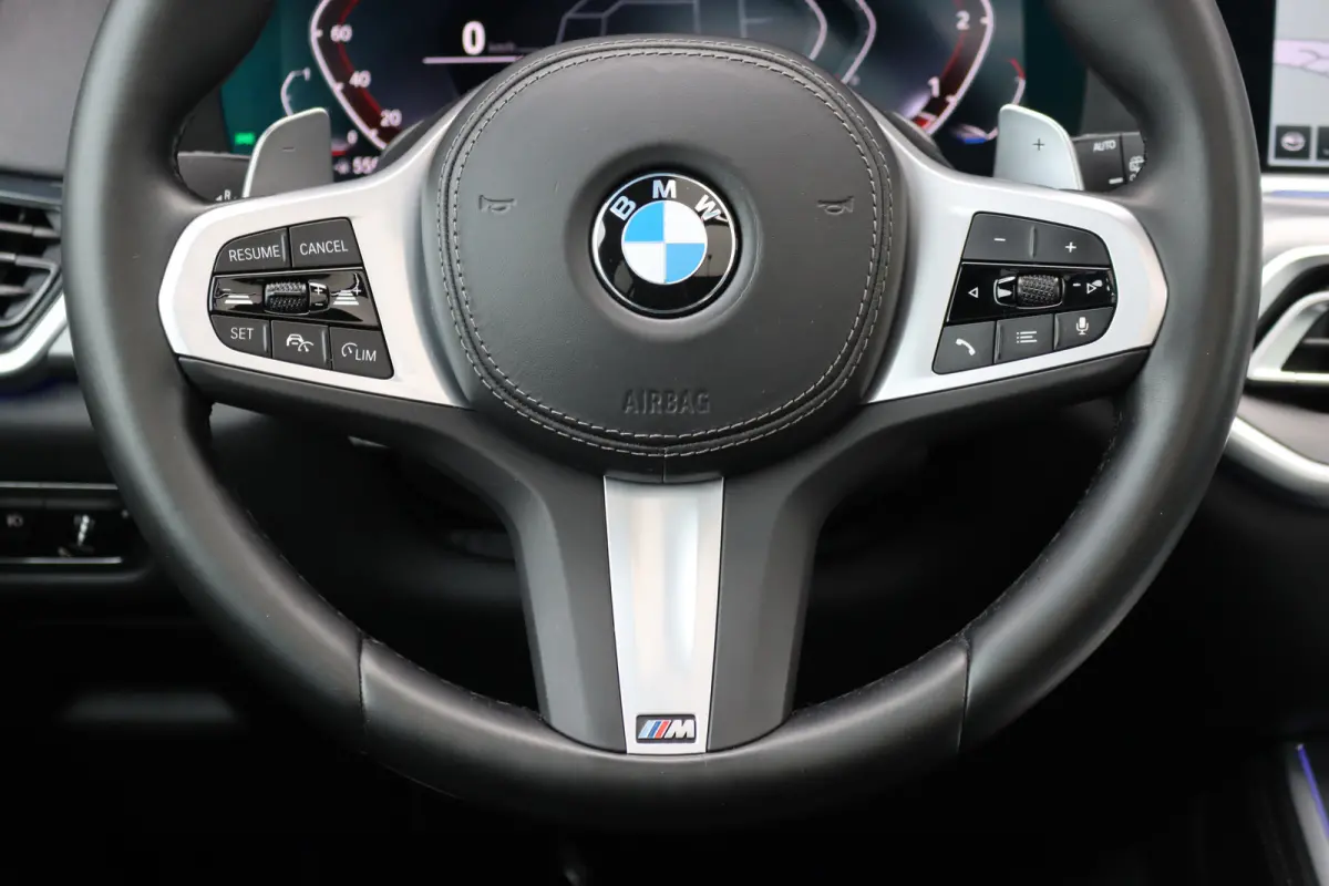 xDrive40d M-Sport High Executive | Panoramadak | ACC | Leder | Memory | Camera | Trekhaak | Harman/Kardon | 22'' inch | Sport-uitlaatsysteem M |